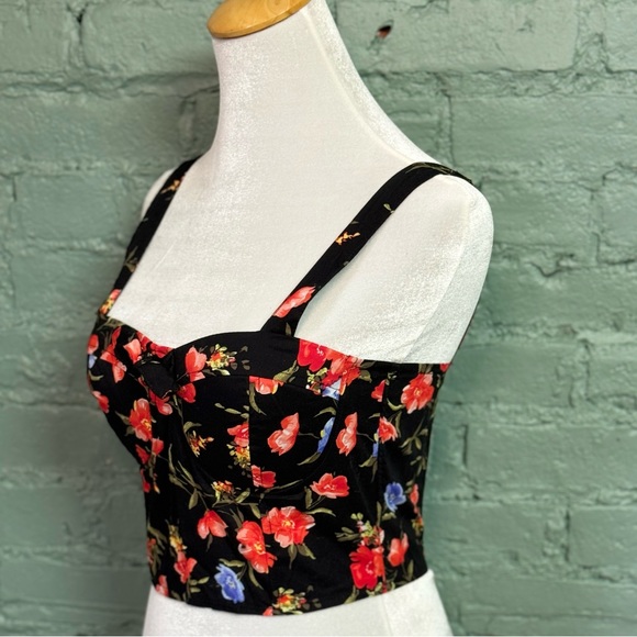 Cropped corset style floral tank with sweetheart neckline and bow detail. - Picture 2 of 7